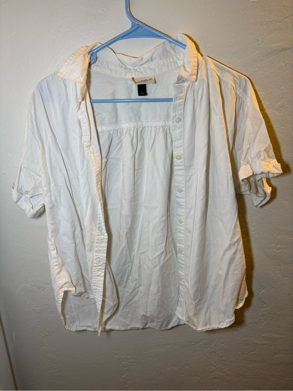 Universal Thread Classic White Button-Up Women's Shirt